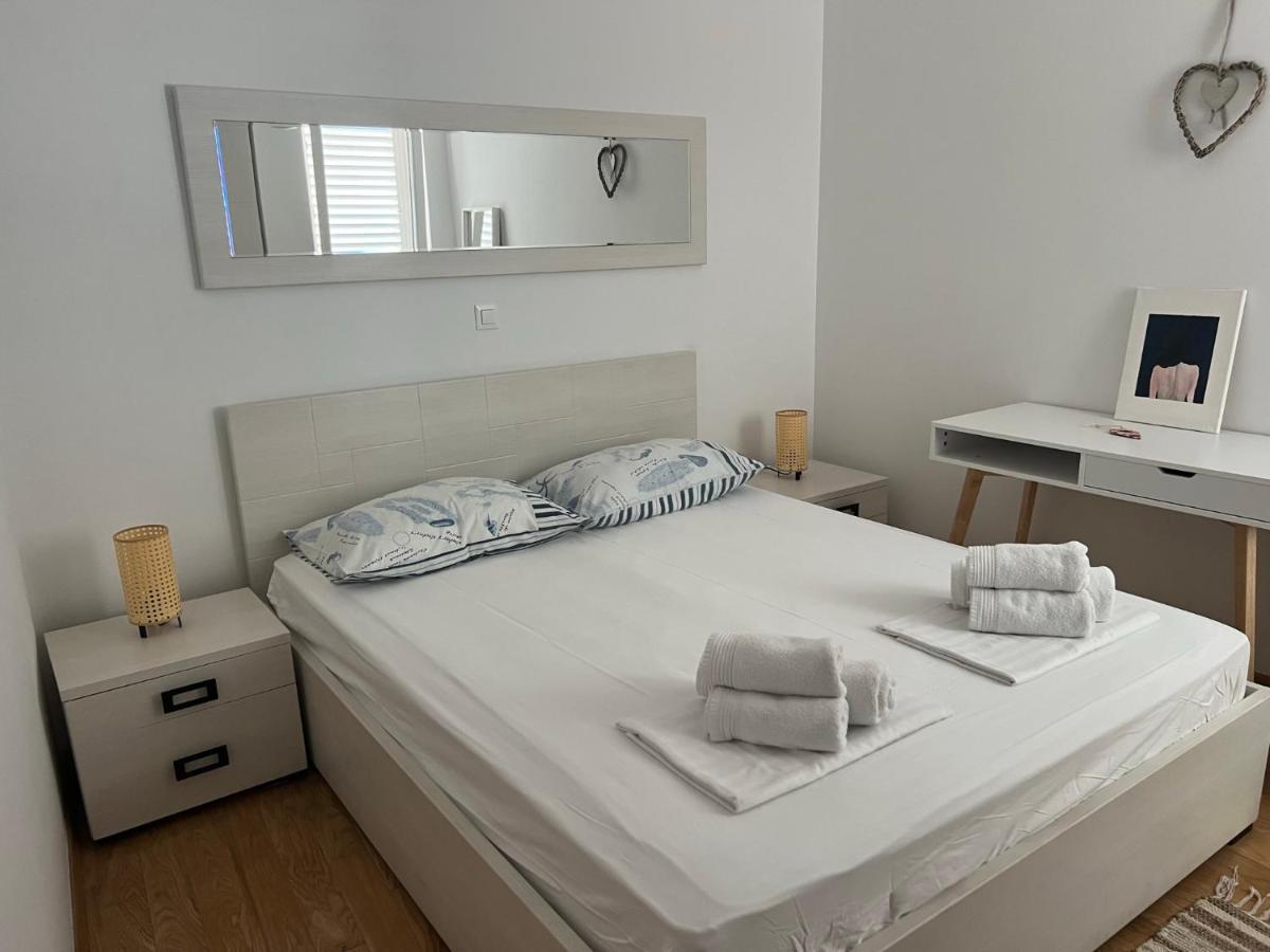 Apartment Lucija - Cozy Flat In The City Center With A Sea View & Parking Makarska Exterior photo